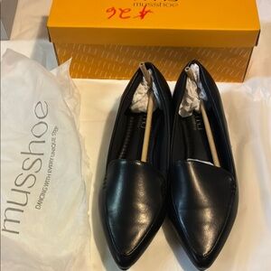 Sleek Black Leather Flats for Business